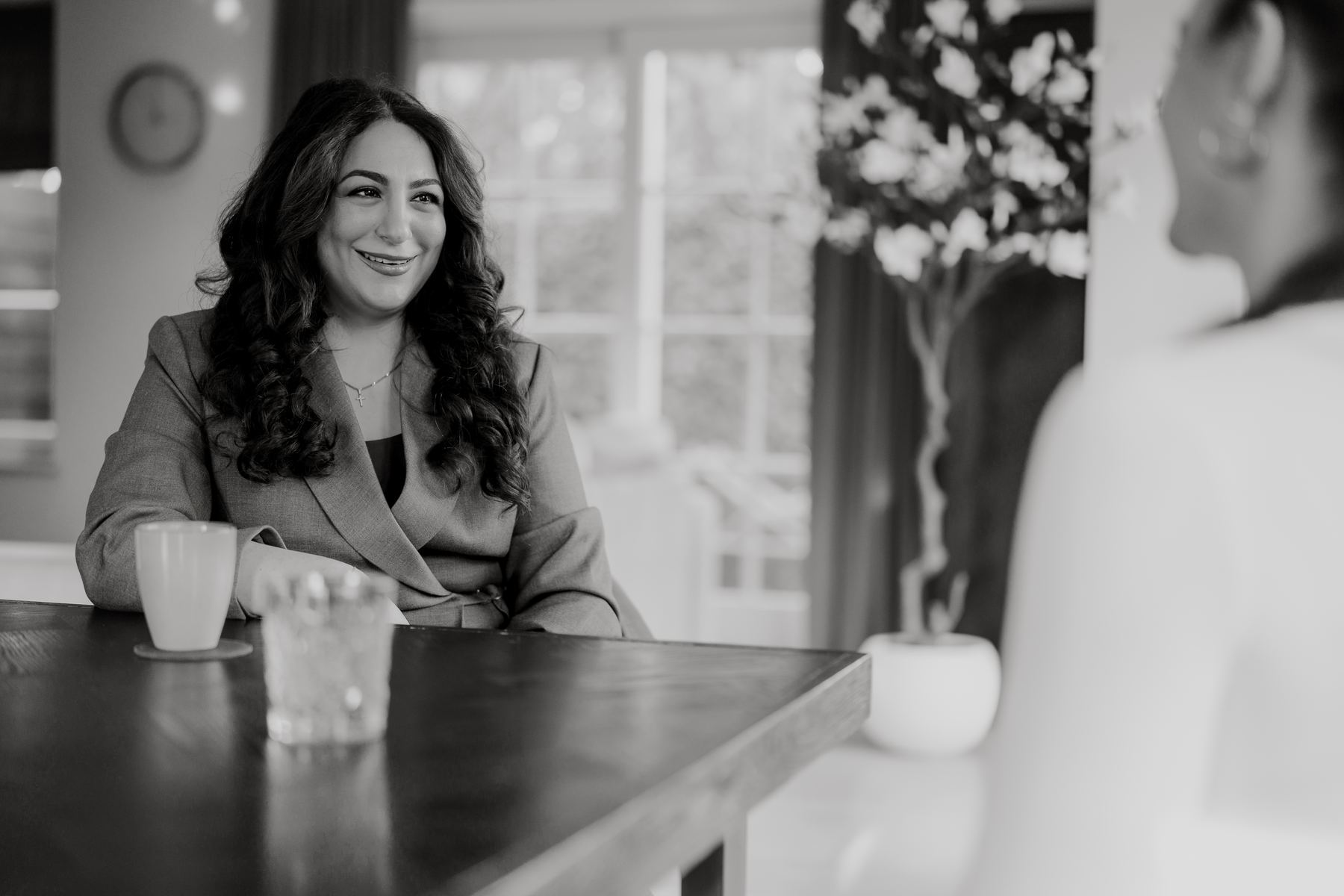 Bedrijfsarts Talar Lazarian in gesprek in haar spreekkamer in Arnhem