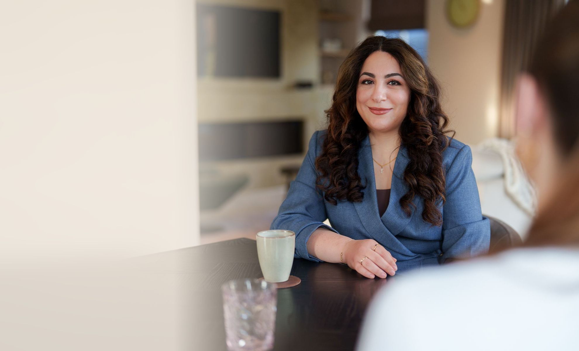 Talar Lazarian aan tafel in gesprek