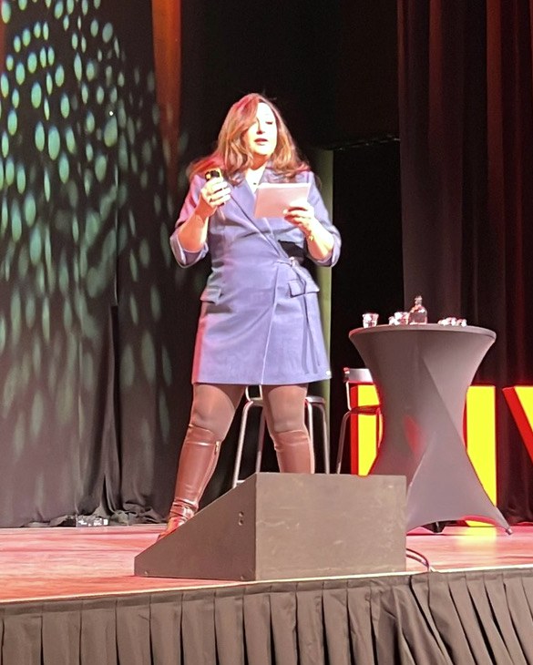 Talar Lazarian aan het woord op een congres